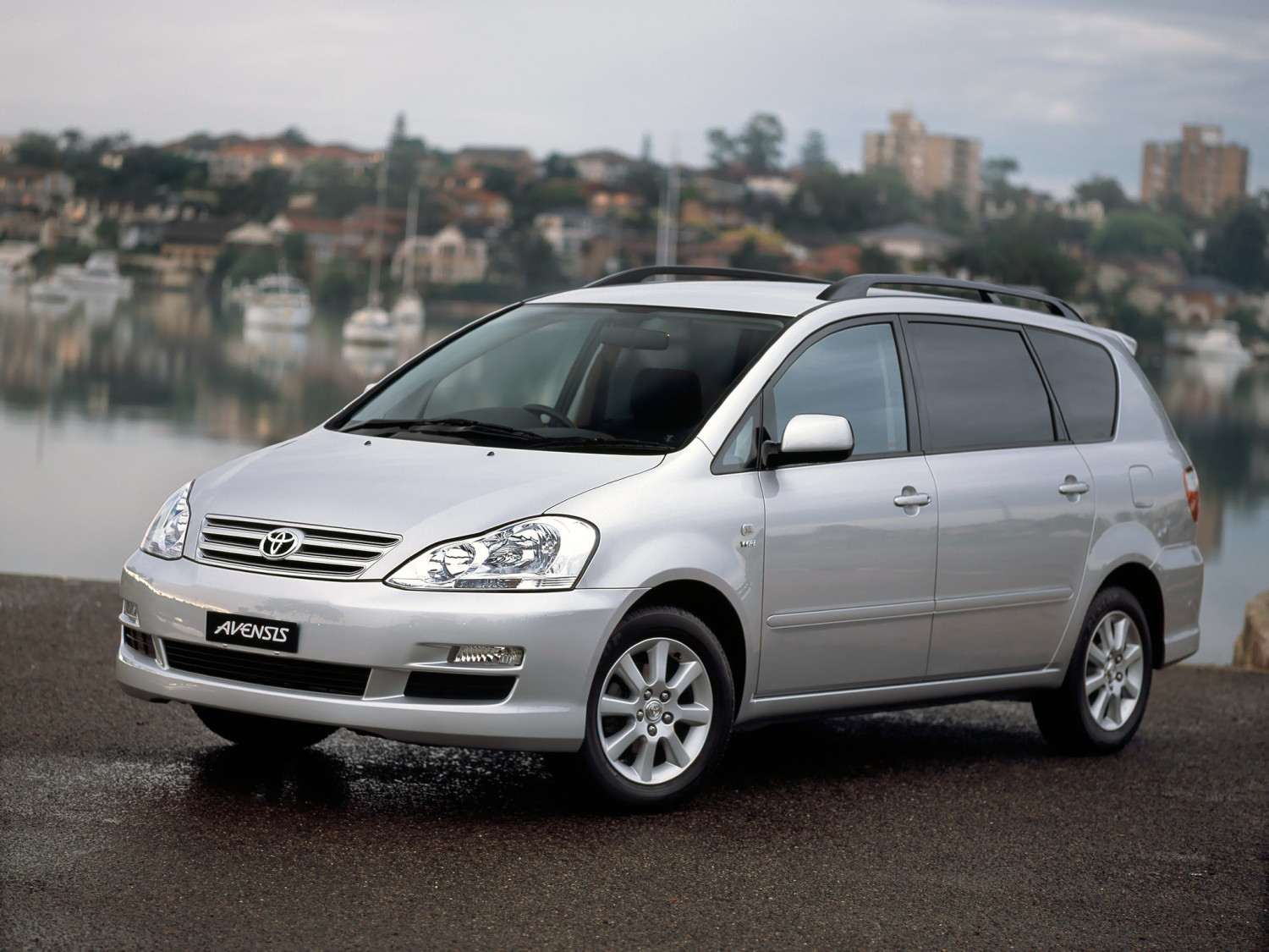 Toyota Avensis Verso | 8seats | Car Renting Daily